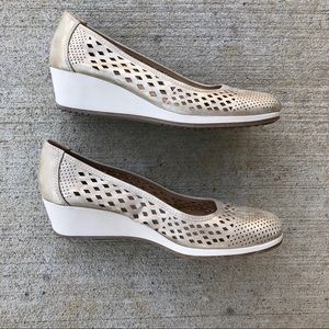 naturalizer brina laser cut wedge pump